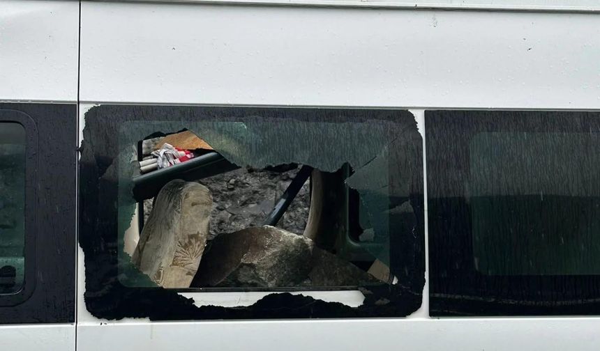Yamaçtan Kopan Kaya, Minibüse Düştü