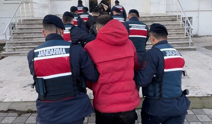 Yurt dışına kaçmak isteyen 5 Türk tutuklandı