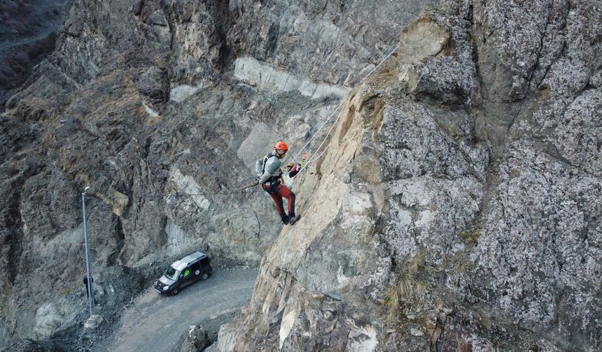 Yusufeli'de kaya riskine karşı endüstriyel dağcılar sahada