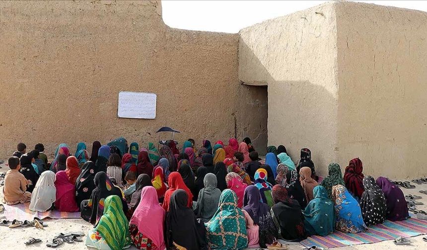 Afganistan'da Kadınlara Eğitim Yasağı