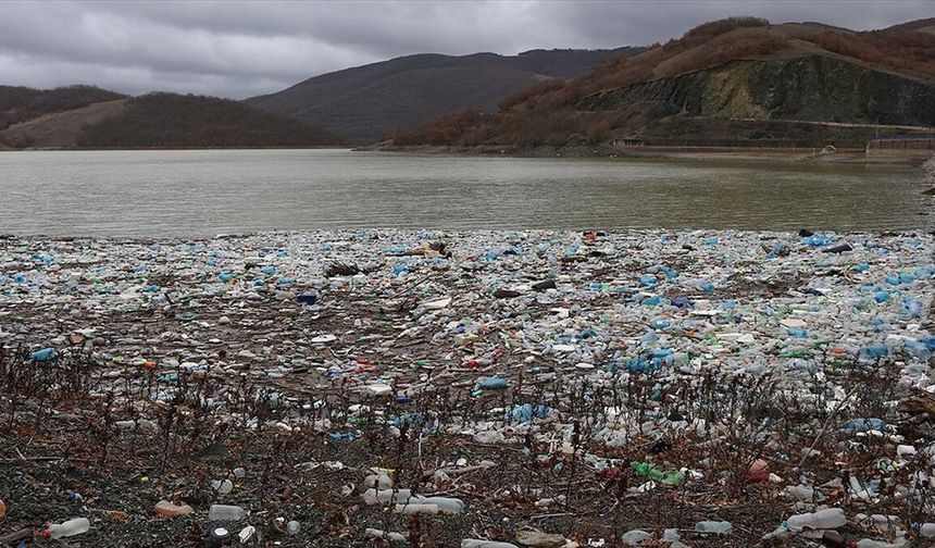 Badovc Baraj Gölü'nün yüzeyi çöp ve atıklarla kaplandı