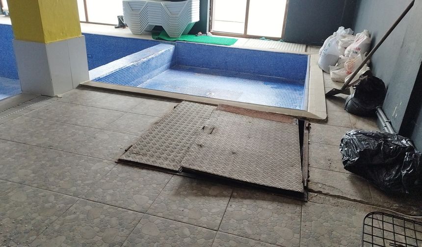 Babasını Havuzun Deposuna Saklamış