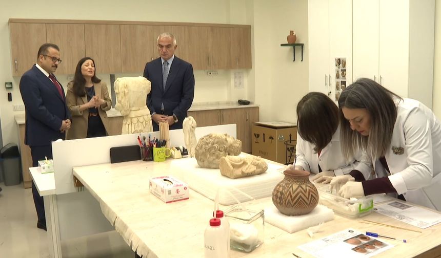 Bakan Ersoy Konservasyon Laboratuvarı'nı ziyaret etti