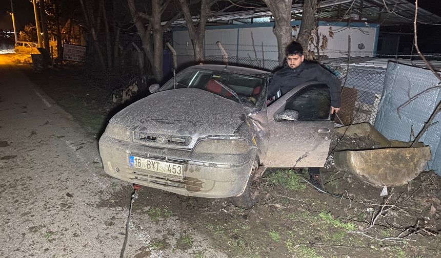 Bursa'da Otomobil Ağaca Çarptı