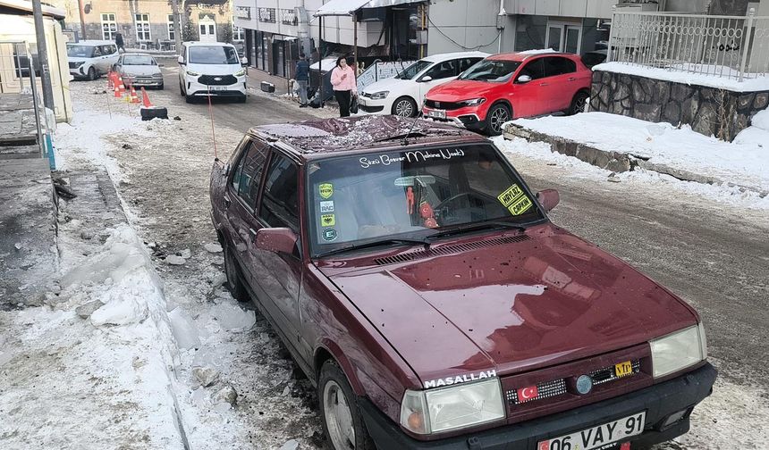 Buz sarkıtı otomobilin üzerine düştü: 1 yaralı