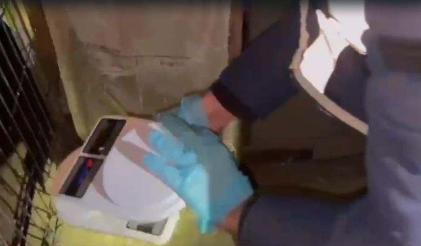 Çatıdaki kümesine gizlemiş uyuşturucu ve silah bulundu