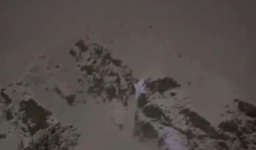 Çığ düşen evde yaralanan kadın öldü; 20 ev tahliye edildi