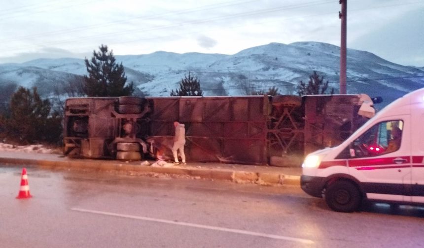 Devrilen yolcu otobüsündeki 12 kişi yaralandı