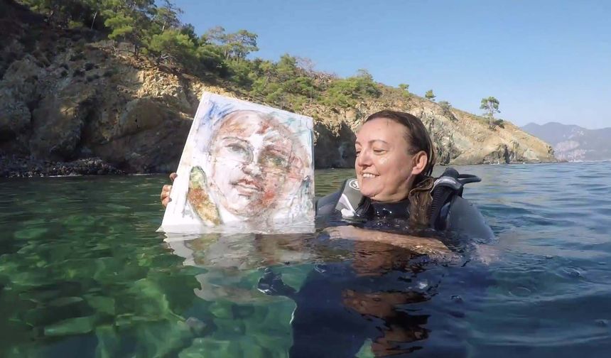 Eskişehir’de emekli hemşire, 8 yıldır su altında resim yapıyor