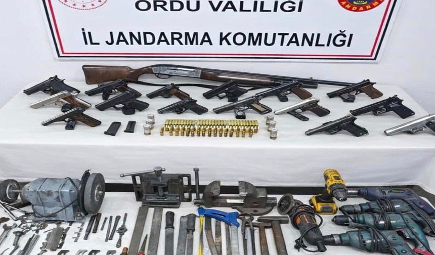 Evinden ruhsatsız tabancalar çıktı