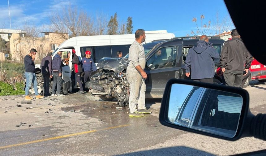 Hafif ticari araç ve servis minibüsü çarpıştı