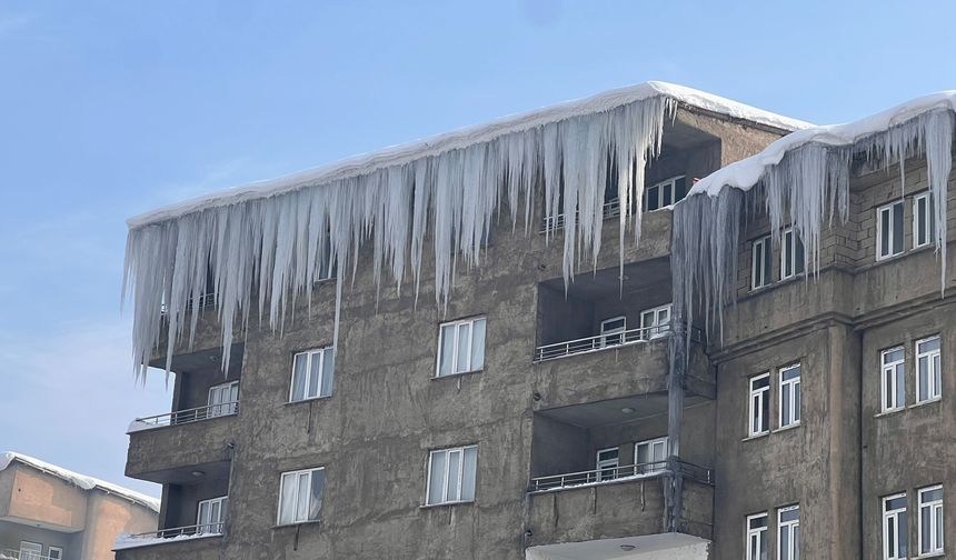 Hakkari'de 353 yerleşim yerinin yolu kapandı