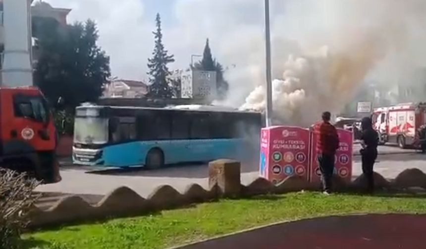Halk otobüsü durakta alev aldı