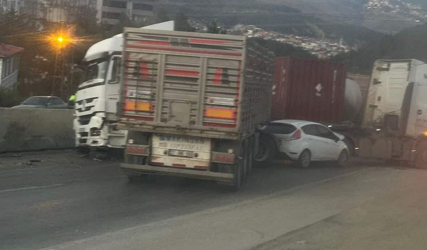 Hatay'da 11 araçlık zincirleme kaza