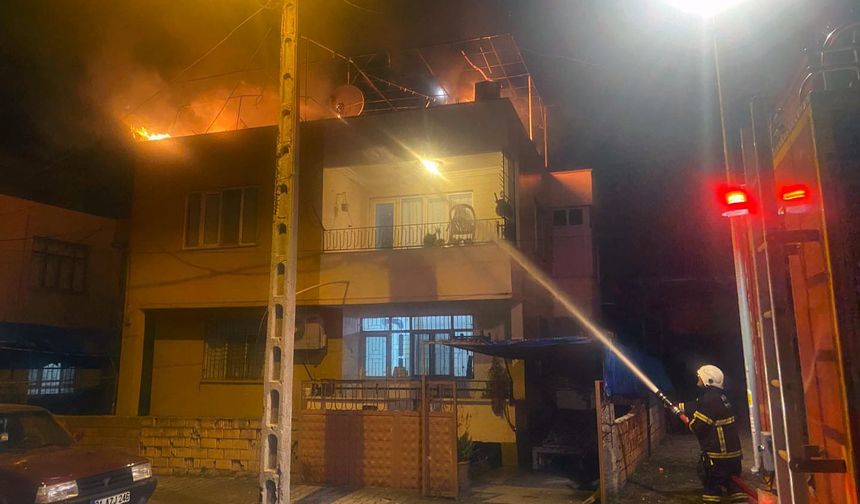Hatay'da İki Katlı Ev Yandı