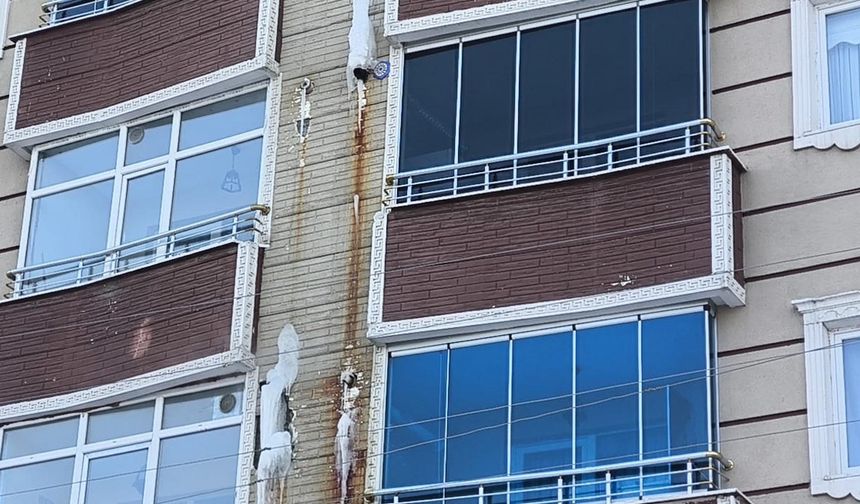 Kars'ta Öğrencinin Kafasına Buz Sarkıtı Düştü