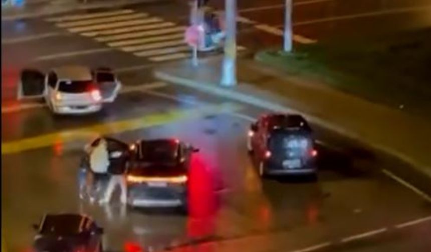 Kazaya karışanlar, sürücüyü darbetti