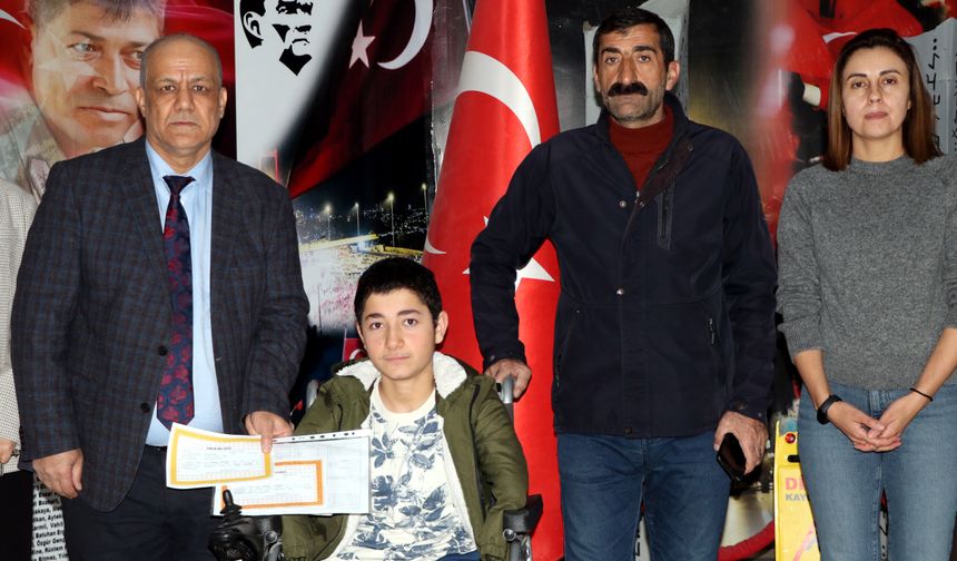 Kol ve bacakları olmayan Nakşin'e karne sürprizi