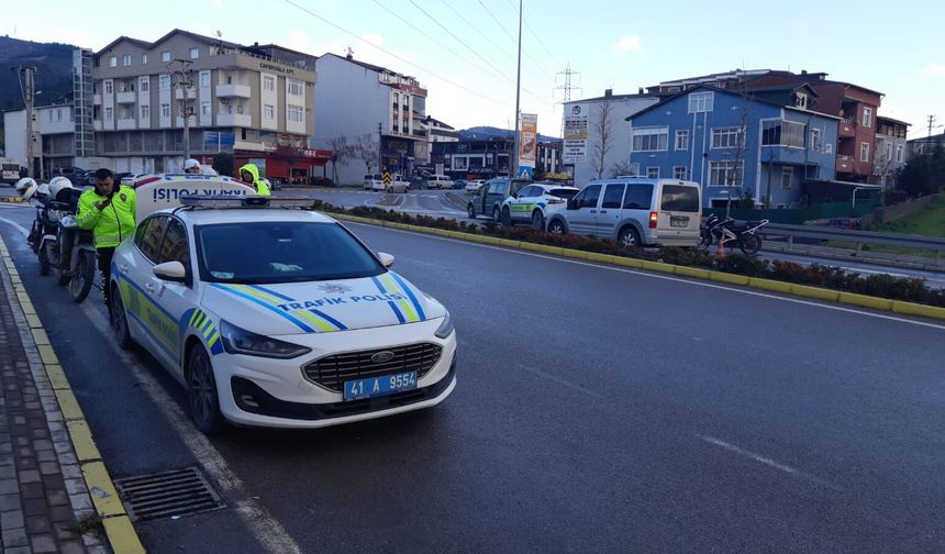 Kontrol noktasından kaçan motosikletli polise çarptı