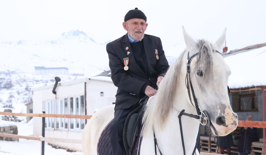 Kore gazisi, ata binmenin heyecanını yaşıyor