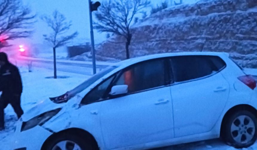 Mardin'de yollar kardan kapandı; 5 kaza