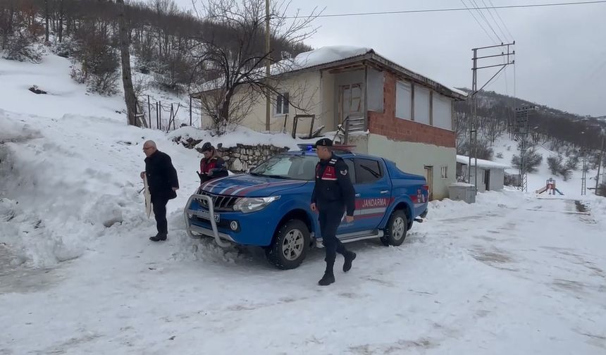 Okula gidemeyen öğrencilerin karnelerini jandarma dağıttı