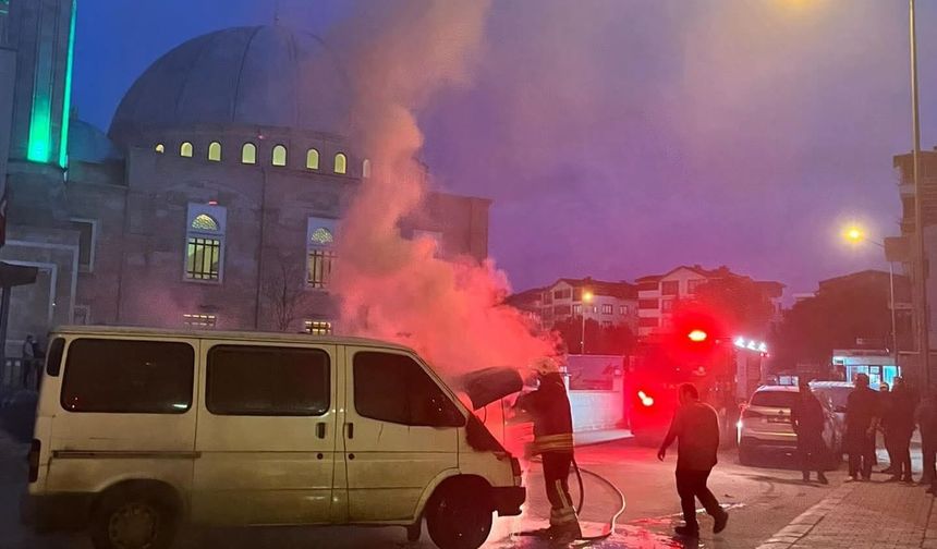 Ordu'da minibüs alev alev yandı