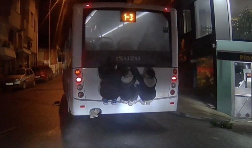 Otobüsün arkasına tutunan çocuklar endişe arattı