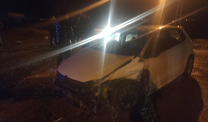 Otomobil, Refüj ile Otomobile Çarptı