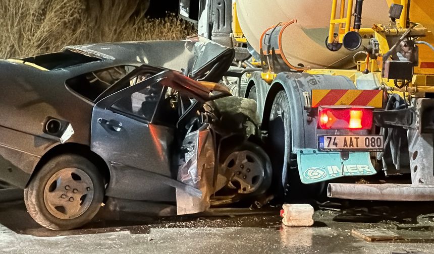 Otomobil ve beton mikseri çarpıştı