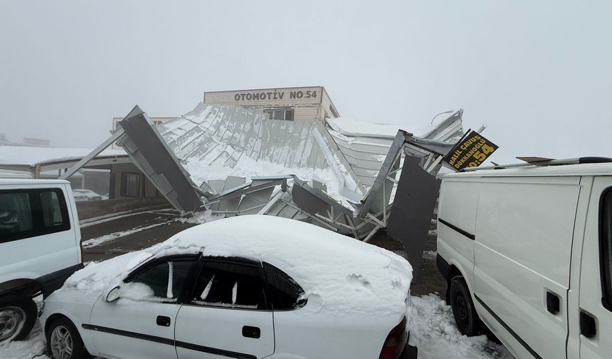 Şanlıurfa'da kar sebebiyle araçlar hasar gördü