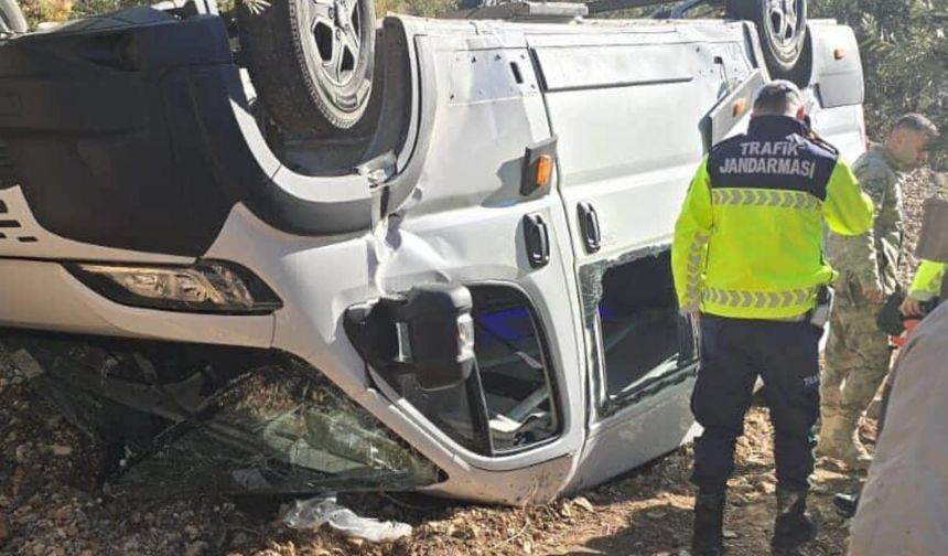 Yayladağı'nda öğrenci servis minibüsü şarampole yuvarlandı