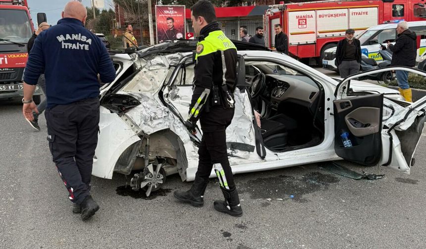 Yolcu otobüsü ve otomobil çarpıştı