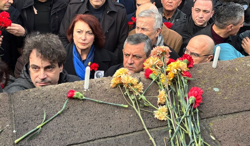 Mumlar yandı, karanfiller bırakıldı: Uğur Mumcu unutulmadı