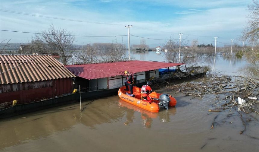 Edirne'de 3 Kişi Nehir Taşınca Mahsur Kaldı