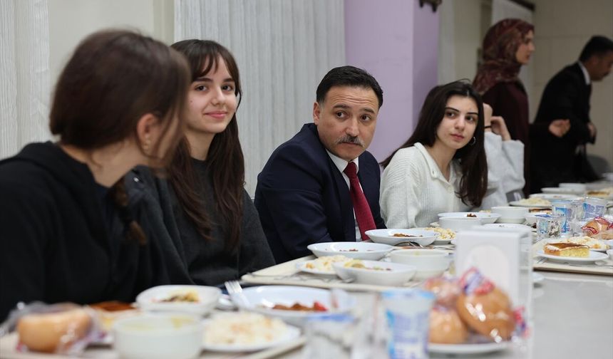 Kayseri Valisi Gökmen Çiçek, öğrencilerle iftar yaptı