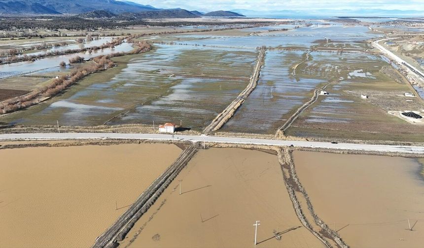 Konya'da sağanak yağış ekili alanlarda zarara yol açtı
