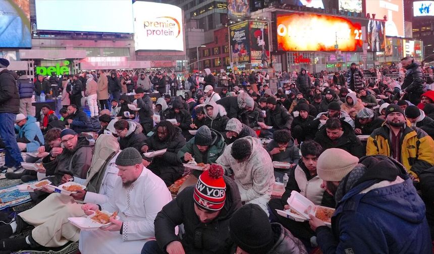 Times Meydanı'nda iftar programı düzenlendi