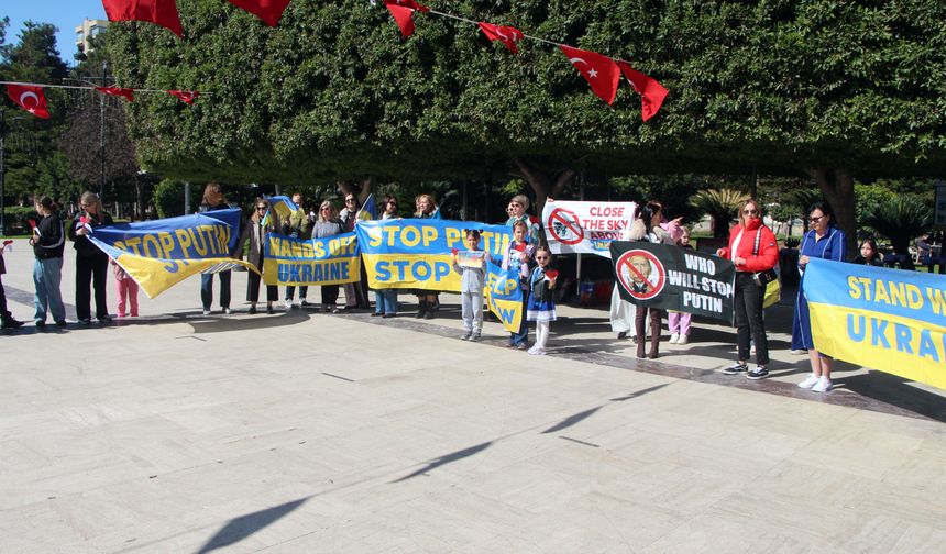 Adana’da Rusya-Ukrayna Savaşı’nın 4’üncü yılında anma programı