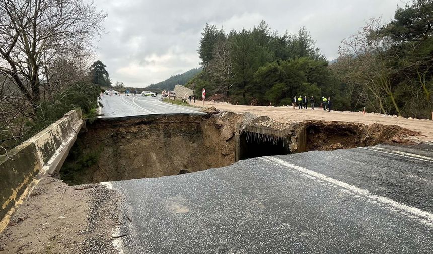 Aydın'da sağanak sebebiyle yol çöktü