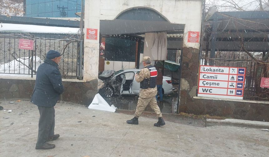 Bingöl'de otomobil lokantaya girdi: 5 kişi yaralandı