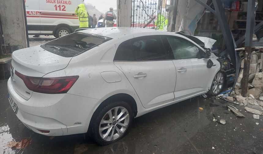 Bingöl'de otomobilin lokantaya girdi