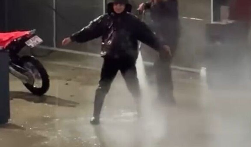 Çamurlu Araziden Çamurla Döndü Kendini Yıkattı