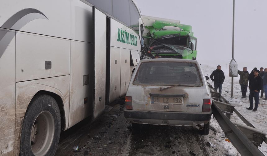 Erzurum'da 11 araçlı zincirleme kaza