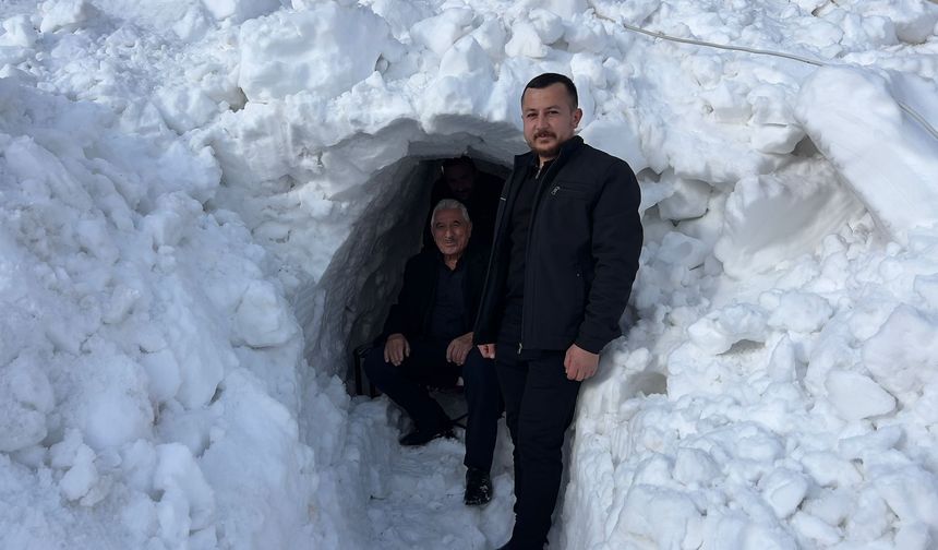 Esnaf dükkanının önüne kardan tünel açtı