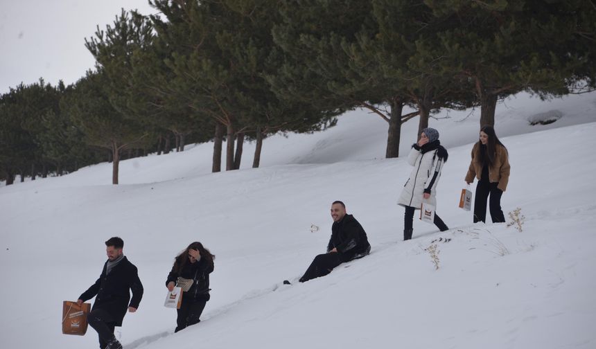 Gençlerden Palandöken’de Can Dostlara Kış Desteği