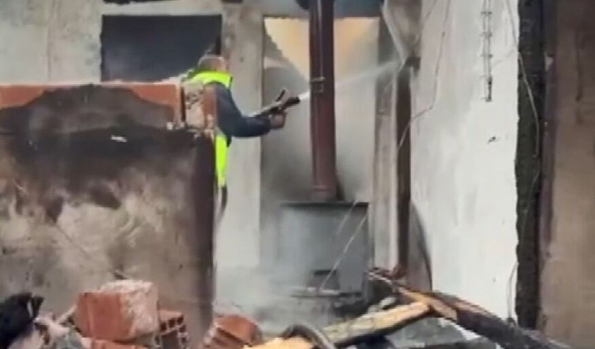 İmam lojmanı, çıkan yangında kül oldu