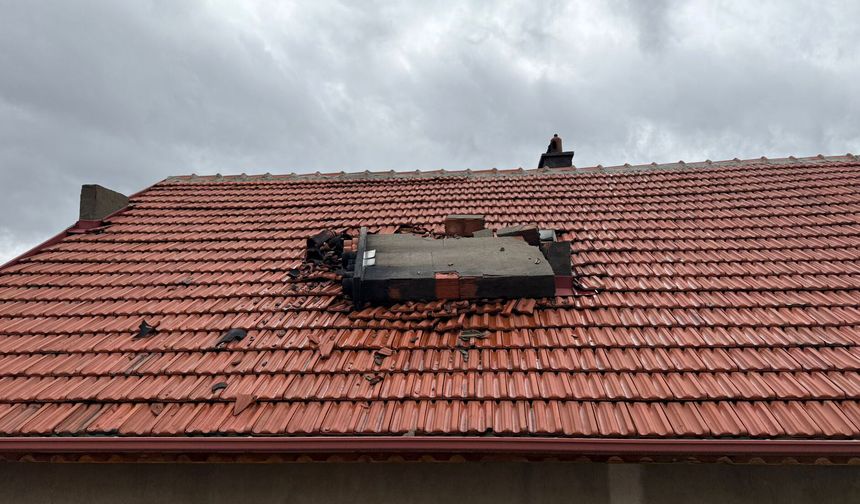 Isparta'da şiddetli rüzgarda 2 minarenin alemi yıkıldı