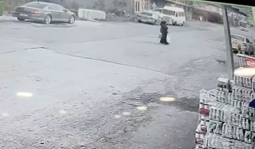 Kamyonetin kasasının kapağı açıldı! Kapak, yayayı yaraladı