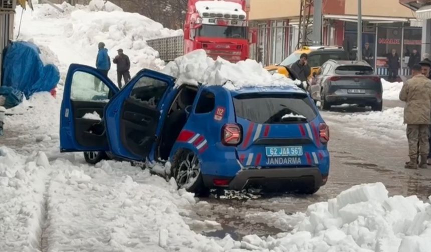 Kar kütlesi, jandarma aracının üzerine düştü